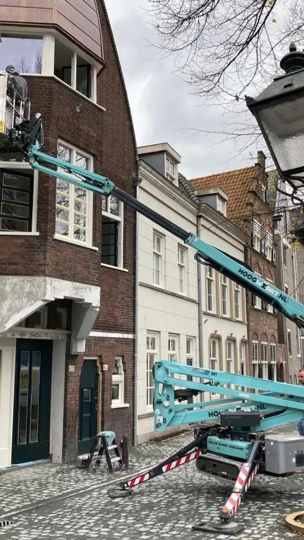 Hoogwerker in actie: project in Den Bosch! Onze elektrische spinhoogwerker maakt eenvoudig en snel werken mogelijk. Minimale impact op de omgeving: stil en geen uitstoot. 

#HoogwerkerInActie #DenBosch #spinhoogwerker