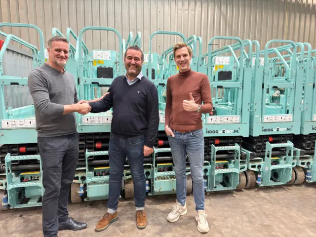 𝗛𝗲𝘁 𝗻𝗶𝗲𝘂𝘄𝗲 𝗷𝗮𝗮𝗿 𝗶𝘀 𝗴𝗲𝘀𝘁𝗮𝗿𝘁 𝗺𝗲𝘁 𝗱𝗲 𝘂𝗶𝘁𝗯𝗿𝗲𝗶𝗱𝗶𝗻𝗴 𝘃𝗮𝗻 𝗼𝗻𝘇𝗲 𝗲𝗹𝗲𝗸𝘁𝗿𝗶𝘀𝗰𝗵𝗲 𝘃𝗲𝗿𝗵𝘂𝘂𝗿𝘃𝗹𝗼𝗼𝘁 ✨

Dit jaar breiden we onze verhuurvloot uit met 80 nieuwe lithium-aangedreven hoogwerkers van Dingli. Deze uitbreiding is een logische stap en sluit aan bij onze strategie: “We hebben destijds bewust gekozen voor lithium-aangedreven full-option hoogwerkers. De machines van Dingli passen perfect bij ons dankzij hun innovatieve techniek, volledig elektrische lijn en grote capaciteit. Nu voegen we ook modellen toe die eerder alleen in dieselversie beschikbaar waren.”

Met deze uitbreiding voegen we 13 nieuwe types toe, waaronder:
☑️ Masthoogwerkers
☑️ Ruwterrein-schaarhoogwerkers
☑️ Schaarhoogwerkers met groot werkplatform
☑️ Knik- en telescoophoogwerkers met grote hefcapaciteit

Met deze uitbreiding bieden wij een nog groter aanbod aan van moderne, veilige, stille, schone en arbeidsproductieve machines. 

Benieuwd naar de mogelijkheden? Neem contact op 📞.

#Verhuurvloot #Elektrisch #LithiumTechnologie #Hoogwerkers #Innovatie