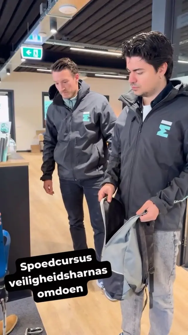 Tuurlijk wil je veilig de hoogte in, maar hoe doe je dat? Onze nieuwe stagiair Justus kreeg een spoedcursus: “Hoe trek je een veiligheidsharnas aan?”

Hij is geslaagd en mag vanaf nu de hoogte in. Succes Justus! 💪

Wil je meer weten over veilig werken op een hoogwerker? Neem gerust contact met ons op. 

#hoogwerkt #hoogwerker #verhuurbedrijf #schilder #installatietechniek #veilig #veiligwerken