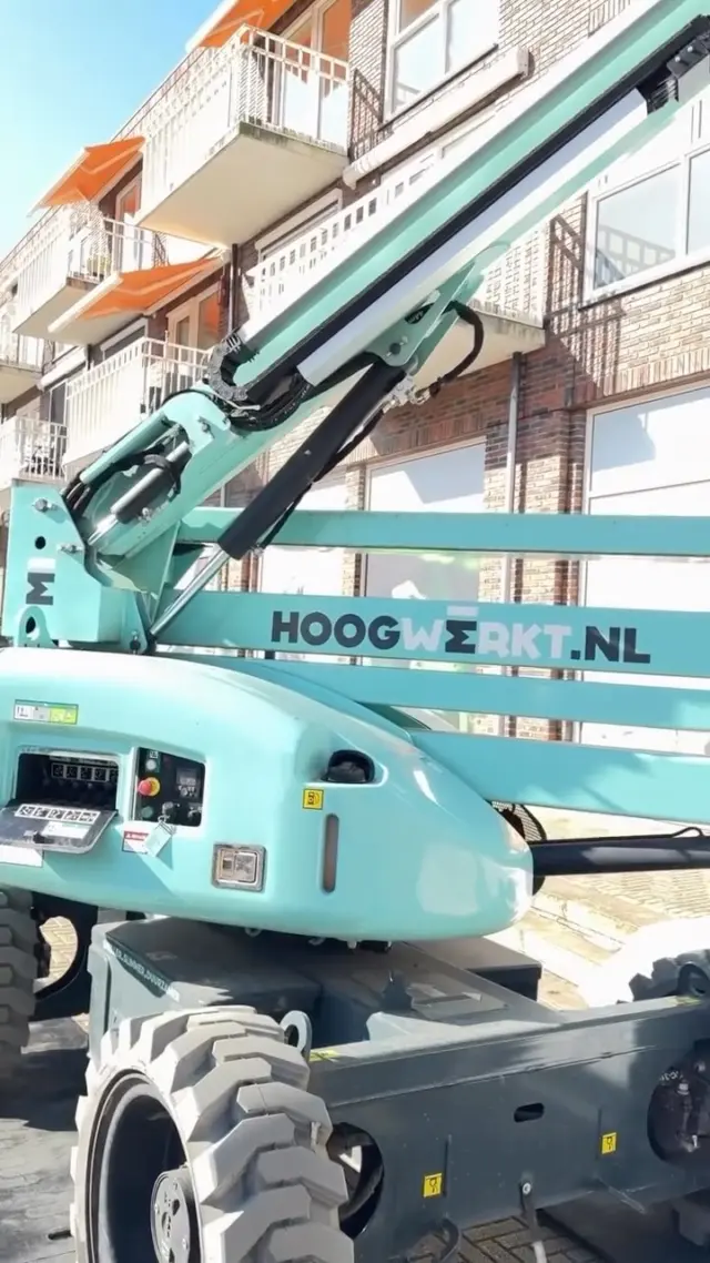 In de gezellige winkelstraat van Sassenheim krijgen de balkons boven @holtmansdierenspeciaalzaak een frisse nieuwe uitstraling. Voor deze schilder- en onderhoudsklus is een stabiele en flexibele hoogwerker de ideale oplossing.

Met onze zelfrijdende kniktelescoophoogwerker werk je veilig en efficiënt op hoogte, zelfs op de meest uitdagende plekken. Het resultaat? Stralend witte balkons.

Ook een project op hoogte? We denken graag mee over de beste oplossing.

#hoogwerker #werkenophoogte #sassenheim #hoogwerkt #kniktelescoophoogwerker #spinhoogwerker #schaarhoogwerker #hoogwerkerhuren #verhuurbedrijf